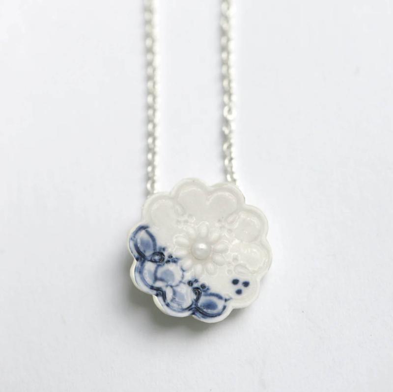 Porseleinen bloem ketting Delfts blauw geglazuurd